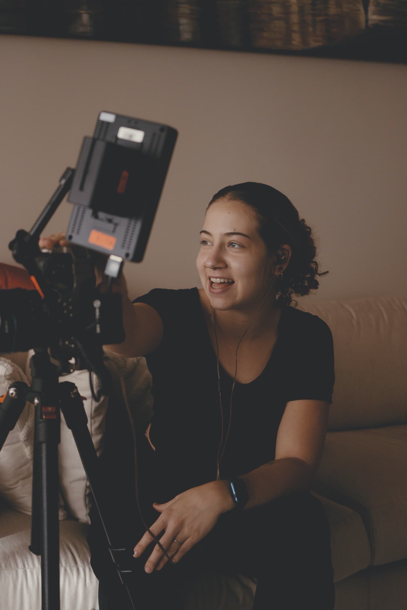 Criadora de conteúdo gravando com rig de filmagem